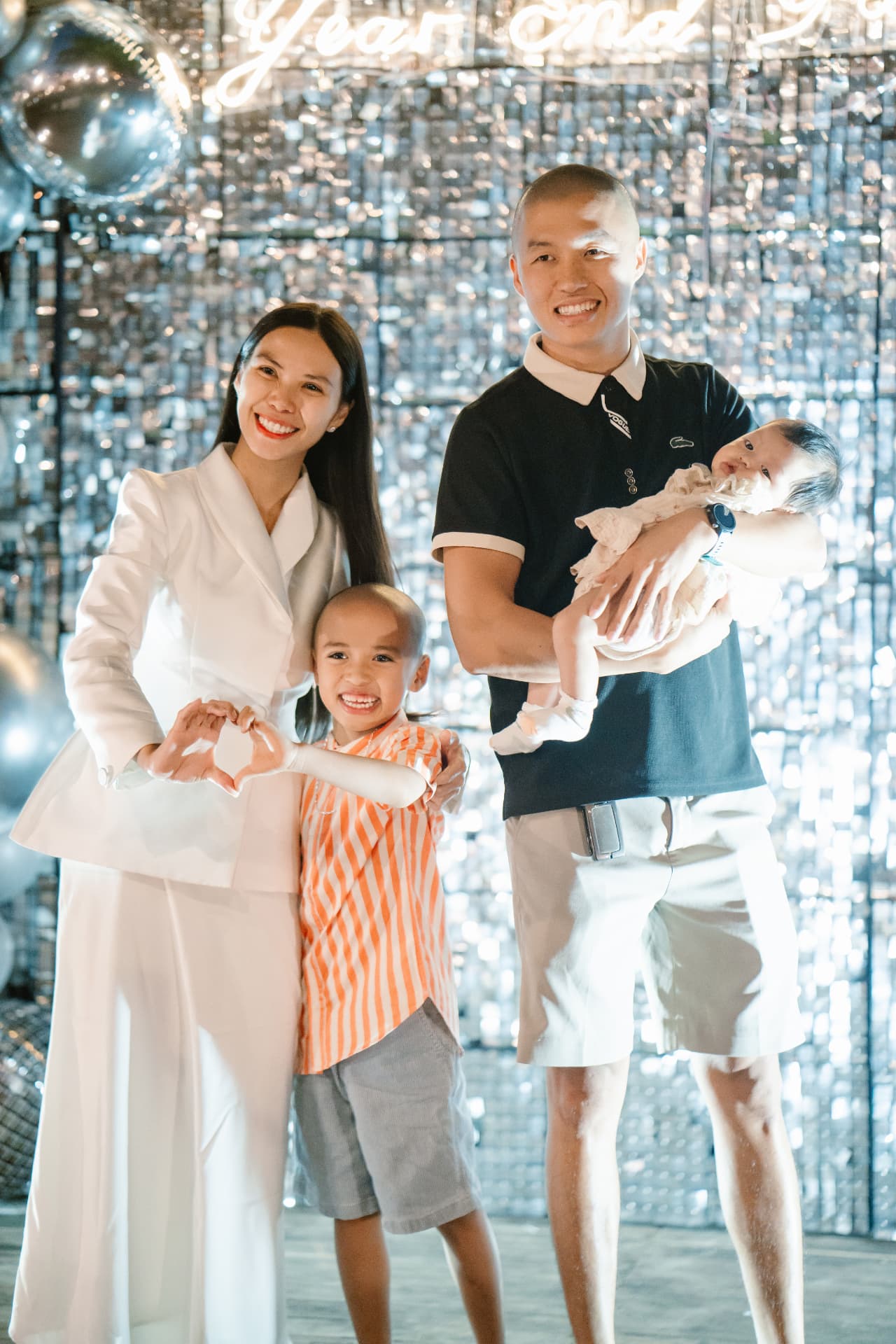 Gia đình hạnh phúc cùng nhau trong ánh sáng ấm áp